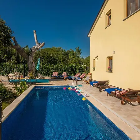 Josie Malinska